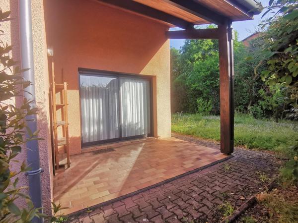 Maison très fonctionnelle sur une parcelle verdoyante dans un quartier calme.