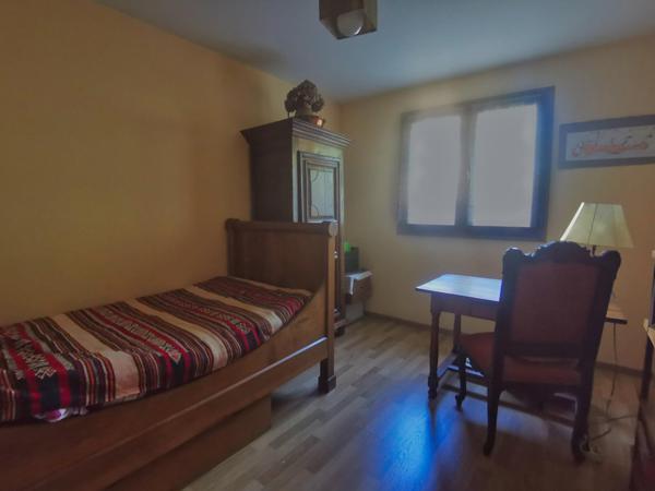Maison très fonctionnelle sur une parcelle verdoyante dans un quartier calme.