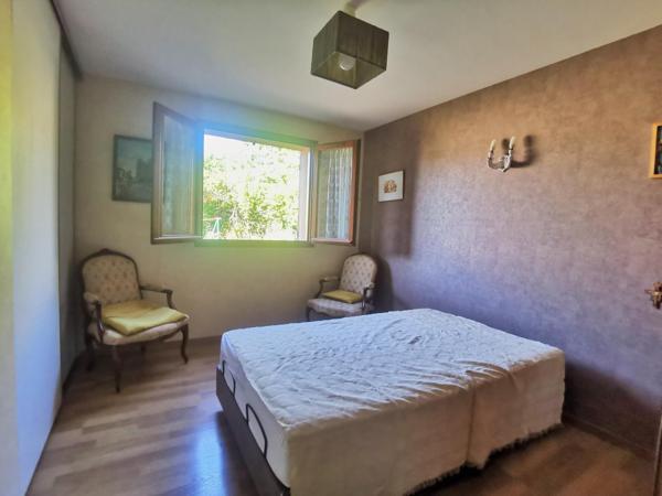 Maison très fonctionnelle sur une parcelle verdoyante dans un quartier calme.