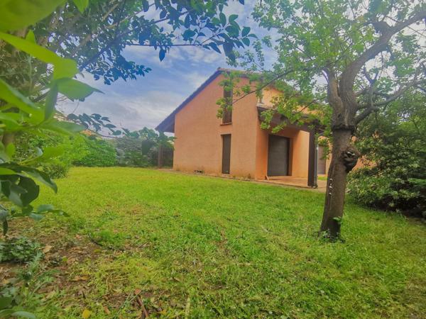 Maison très fonctionnelle sur une parcelle verdoyante dans un quartier calme.
