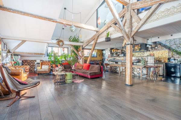 Duplex en dernier étage sur cour avec terrasse