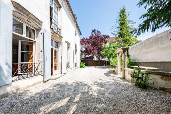 Dijon. Ancien couvent du XVII ème siècle restauré en maison familiale bourgeoise