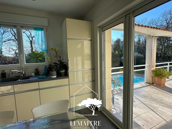 Maison confortable dans un environnement calme et boisé