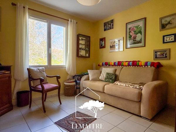 Maison confortable dans un environnement calme et boisé