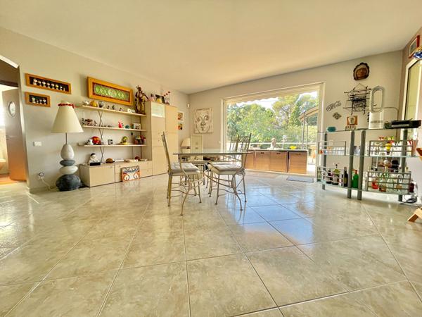 Villa Saint Raphael 5 pièces 200 m2 disposant d' un garage pour 4 voitures