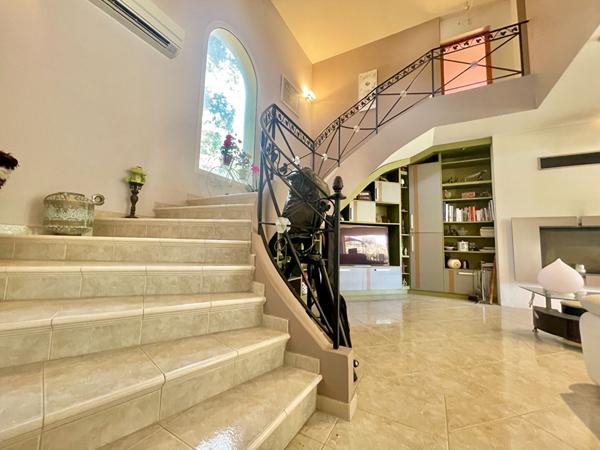 Villa Saint Raphael 5 pièces 200 m2 disposant d' un garage pour 4 voitures