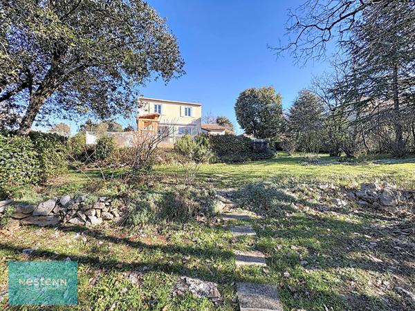 Maison Saint Maximin La Sainte Baume type 6 de 154 m² sur un terrain arboré de 1748 m² avec une piscine et un garage.