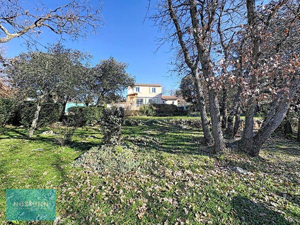 Maison Saint Maximin La Sainte Baume type 6 de 154 m² sur un terrain arboré de 1748 m² avec une piscine et un garage.