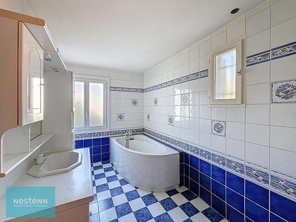 Maison Saint Maximin La Sainte Baume type 6 de 154 m² sur un terrain arboré de 1748 m² avec une piscine et un garage.