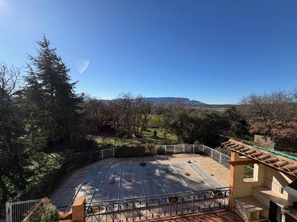 Maison Saint Maximin La Sainte Baume type 6 de 154 m² sur un terrain arboré de 1748 m² avec une piscine et un garage.