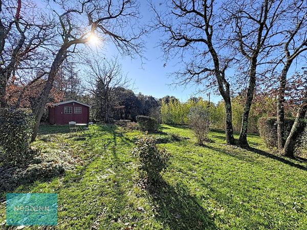 Maison Saint Maximin La Sainte Baume type 6 de 154 m² sur un terrain arboré de 1748 m² avec une piscine et un garage.