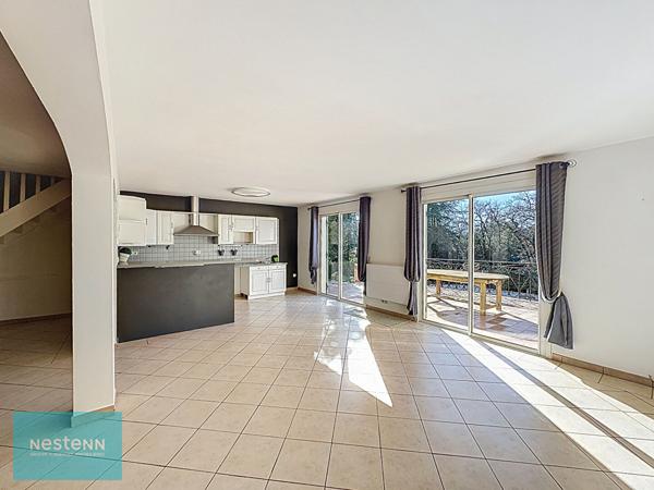 Maison Saint Maximin La Sainte Baume type 6 de 154 m² sur un terrain arboré de 1748 m² avec une piscine et un garage.