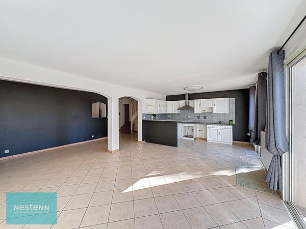 Maison Saint Maximin La Sainte Baume type 6 de 154 m² sur un terrain arboré de 1748 m² avec une piscine et un garage.