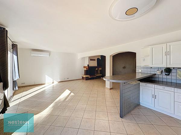 Maison Saint Maximin La Sainte Baume type 6 de 154 m² sur un terrain arboré de 1748 m² avec une piscine et un garage.