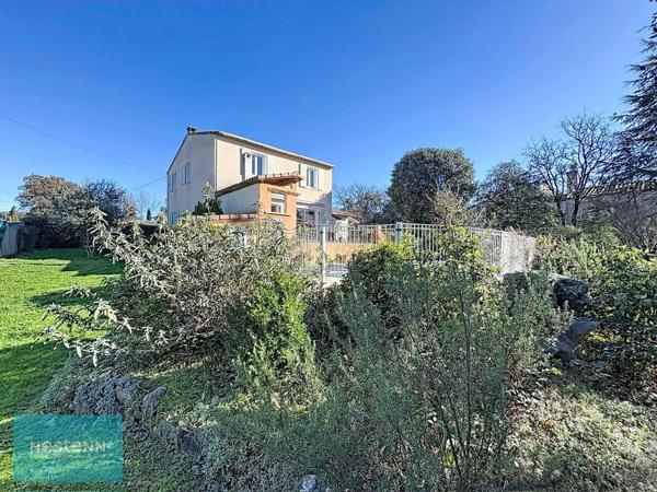 Maison Saint Maximin La Sainte Baume type 6 de 154 m² sur un terrain arboré de 1748 m² avec une piscine et un garage.