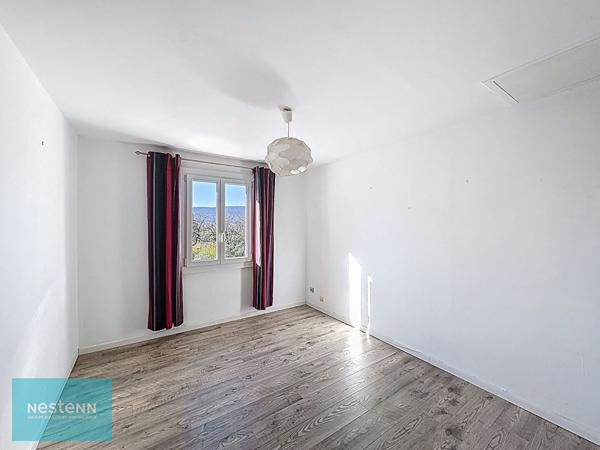 Maison Saint Maximin La Sainte Baume type 6 de 154 m² sur un terrain arboré de 1748 m² avec une piscine et un garage.