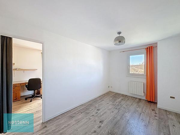 Maison Saint Maximin La Sainte Baume type 6 de 154 m² sur un terrain arboré de 1748 m² avec une piscine et un garage.