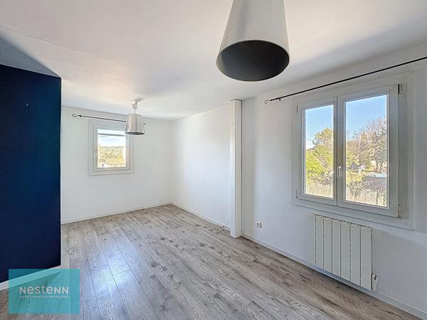 Maison Saint Maximin La Sainte Baume type 6 de 154 m² sur un terrain arboré de 1748 m² avec une piscine et un garage.