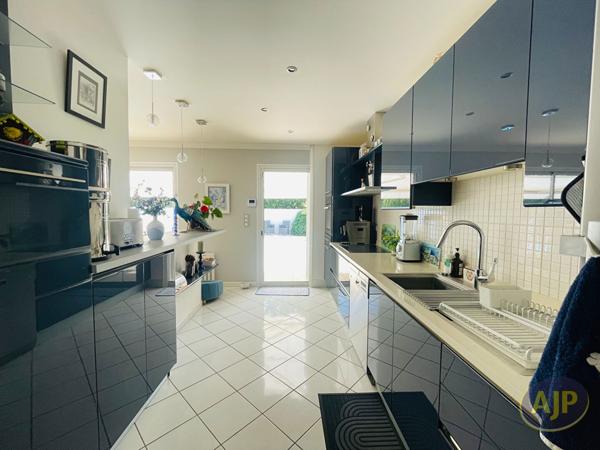 Maison à vendre Saintes - 5 pièces, 135m² avec 3 chambre(s) à 495 000€ - AJP Immobilier Saintes