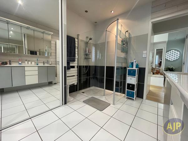 Maison à vendre Saintes - 5 pièces, 135m² avec 3 chambre(s) à 495 000€ - AJP Immobilier Saintes