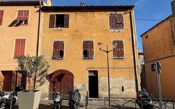 Immeuble à vendre    5 pièces • 99,68 m2 Saint-Laurent-du-Var