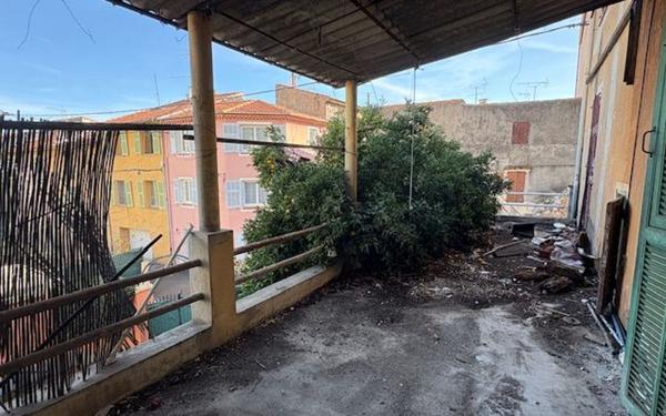 Immeuble à vendre    5 pièces • 99,68 m2 Saint-Laurent-du-Var