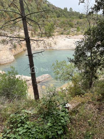 INVESTISSEZ EN CORSE DU SUD  EN REGION DE PORTO VECCHIO PLUS EXACTEMENT A ZONZA, VOICI UN ENSEMBLE IMMOBILIER CONSTITUE DE 3 MAISONS ACTUELLEMENT LOUEES.
UN T5 R+1 DE 120 M2- UN T3 80 M2. UN T2 DE 52 M2 BATIS SUR UN TERRAIN DE 1680M2. UN GRAND GARAGE DE 50 M2 SE TROUVE EGALEMENT A PROXIMITE. UNIQUE !!!  LA RIVIERE PROCHE OFFRE UNE PISCINE NATURELLE  ACCESSIBLE A PIED PAR QUELQUES MARCHES PREVUES. COMMENT PASSER A COTE D'UNE TELLE OPORTUNITE.