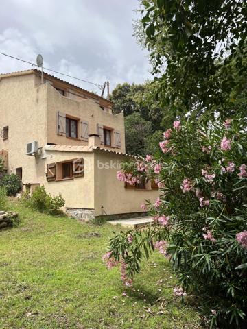 INVESTISSEZ EN CORSE DU SUD  EN REGION DE PORTO VECCHIO PLUS EXACTEMENT A ZONZA, VOICI UN ENSEMBLE IMMOBILIER CONSTITUE DE 3 MAISONS ACTUELLEMENT LOUEES.
UN T5 R+1 DE 120 M2- UN T3 80 M2. UN T2 DE 52 M2 BATIS SUR UN TERRAIN DE 1680M2. UN GRAND GARAGE DE 50 M2 SE TROUVE EGALEMENT A PROXIMITE. UNIQUE !!!  LA RIVIERE PROCHE OFFRE UNE PISCINE NATURELLE  ACCESSIBLE A PIED PAR QUELQUES MARCHES PREVUES. COMMENT PASSER A COTE D'UNE TELLE OPORTUNITE.