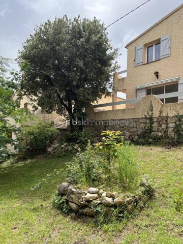 INVESTISSEZ EN CORSE DU SUD  EN REGION DE PORTO VECCHIO PLUS EXACTEMENT A ZONZA, VOICI UN ENSEMBLE IMMOBILIER CONSTITUE DE 3 MAISONS ACTUELLEMENT LOUEES.
UN T5 R+1 DE 120 M2- UN T3 80 M2. UN T2 DE 52 M2 BATIS SUR UN TERRAIN DE 1680M2. UN GRAND GARAGE DE 50 M2 SE TROUVE EGALEMENT A PROXIMITE. UNIQUE !!!  LA RIVIERE PROCHE OFFRE UNE PISCINE NATURELLE  ACCESSIBLE A PIED PAR QUELQUES MARCHES PREVUES. COMMENT PASSER A COTE D'UNE TELLE OPORTUNITE.