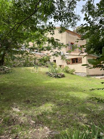 INVESTISSEZ EN CORSE DU SUD  EN REGION DE PORTO VECCHIO PLUS EXACTEMENT A ZONZA, VOICI UN ENSEMBLE IMMOBILIER CONSTITUE DE 3 MAISONS ACTUELLEMENT LOUEES.
UN T5 R+1 DE 120 M2- UN T3 80 M2. UN T2 DE 52 M2 BATIS SUR UN TERRAIN DE 1680M2. UN GRAND GARAGE DE 50 M2 SE TROUVE EGALEMENT A PROXIMITE. UNIQUE !!!  LA RIVIERE PROCHE OFFRE UNE PISCINE NATURELLE  ACCESSIBLE A PIED PAR QUELQUES MARCHES PREVUES. COMMENT PASSER A COTE D'UNE TELLE OPORTUNITE.