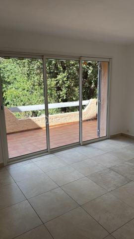 INVESTISSEZ EN CORSE DU SUD  EN REGION DE PORTO VECCHIO PLUS EXACTEMENT A ZONZA, VOICI UN ENSEMBLE IMMOBILIER CONSTITUE DE 3 MAISONS ACTUELLEMENT LOUEES.
UN T5 R+1 DE 120 M2- UN T3 80 M2. UN T2 DE 52 M2 BATIS SUR UN TERRAIN DE 1680M2. UN GRAND GARAGE DE 50 M2 SE TROUVE EGALEMENT A PROXIMITE. UNIQUE !!!  LA RIVIERE PROCHE OFFRE UNE PISCINE NATURELLE  ACCESSIBLE A PIED PAR QUELQUES MARCHES PREVUES. COMMENT PASSER A COTE D'UNE TELLE OPORTUNITE.