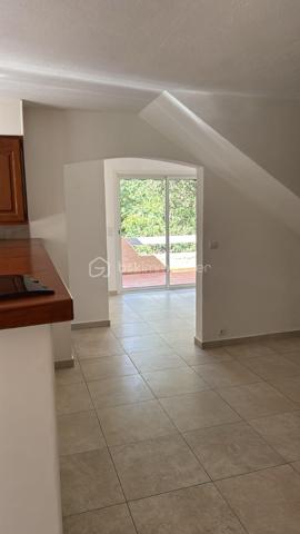 INVESTISSEZ EN CORSE DU SUD  EN REGION DE PORTO VECCHIO PLUS EXACTEMENT A ZONZA, VOICI UN ENSEMBLE IMMOBILIER CONSTITUE DE 3 MAISONS ACTUELLEMENT LOUEES.
UN T5 R+1 DE 120 M2- UN T3 80 M2. UN T2 DE 52 M2 BATIS SUR UN TERRAIN DE 1680M2. UN GRAND GARAGE DE 50 M2 SE TROUVE EGALEMENT A PROXIMITE. UNIQUE !!!  LA RIVIERE PROCHE OFFRE UNE PISCINE NATURELLE  ACCESSIBLE A PIED PAR QUELQUES MARCHES PREVUES. COMMENT PASSER A COTE D'UNE TELLE OPORTUNITE.