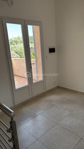 INVESTISSEZ EN CORSE DU SUD  EN REGION DE PORTO VECCHIO PLUS EXACTEMENT A ZONZA, VOICI UN ENSEMBLE IMMOBILIER CONSTITUE DE 3 MAISONS ACTUELLEMENT LOUEES.
UN T5 R+1 DE 120 M2- UN T3 80 M2. UN T2 DE 52 M2 BATIS SUR UN TERRAIN DE 1680M2. UN GRAND GARAGE DE 50 M2 SE TROUVE EGALEMENT A PROXIMITE. UNIQUE !!!  LA RIVIERE PROCHE OFFRE UNE PISCINE NATURELLE  ACCESSIBLE A PIED PAR QUELQUES MARCHES PREVUES. COMMENT PASSER A COTE D'UNE TELLE OPORTUNITE.
