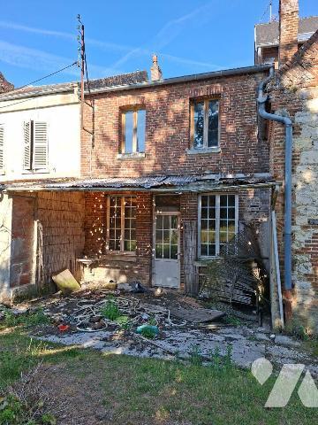 Idéal investisseur, un ensemble immobilier à rénover complètement comprenant :
- une maison de...