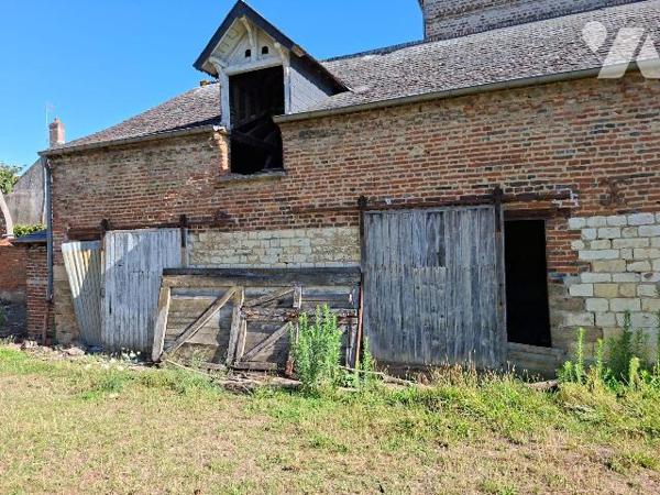 Idéal investisseur, un ensemble immobilier à rénover complètement comprenant :
- une maison de...