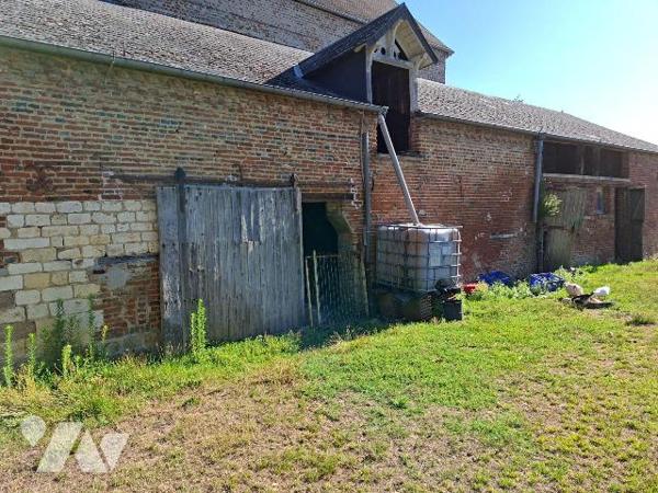 Idéal investisseur, un ensemble immobilier à rénover complètement comprenant :
- une maison de...