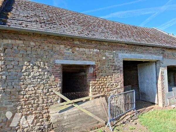 Idéal investisseur, un ensemble immobilier à rénover complètement comprenant :
- une maison de...