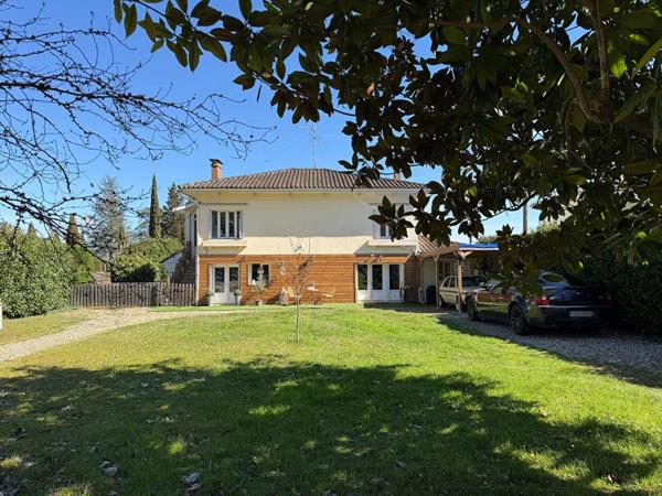 Maison spacieuse composée de deux logements indépendants avec jardin de ville clos