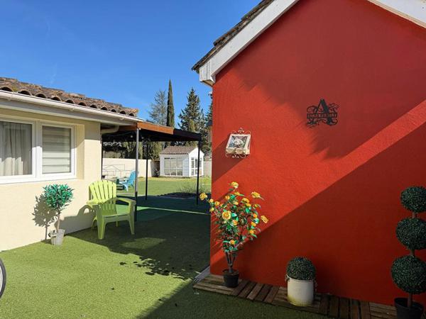 Maison spacieuse composée de deux logements indépendants avec jardin de ville clos