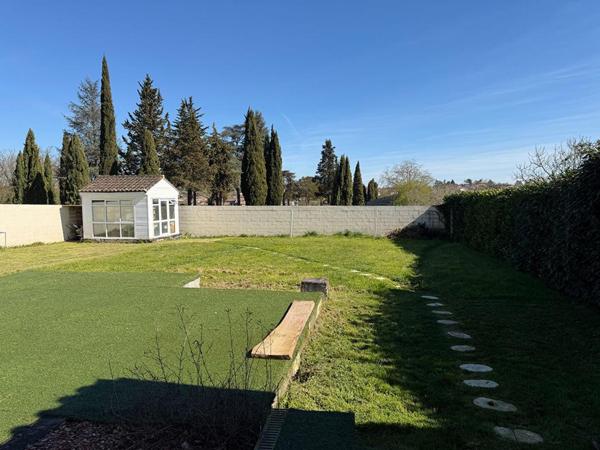 Maison spacieuse composée de deux logements indépendants avec jardin de ville clos