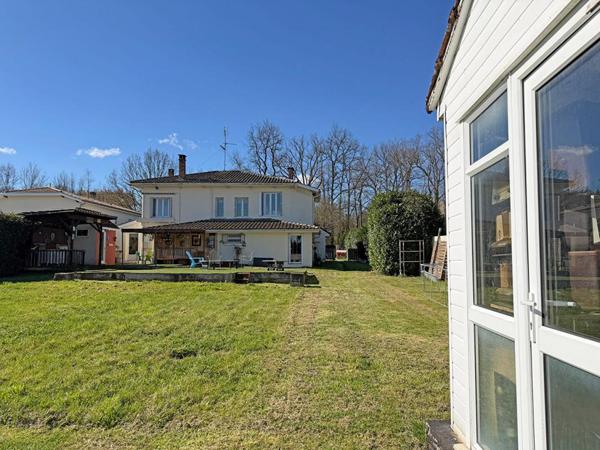 Maison spacieuse composée de deux logements indépendants avec jardin de ville clos