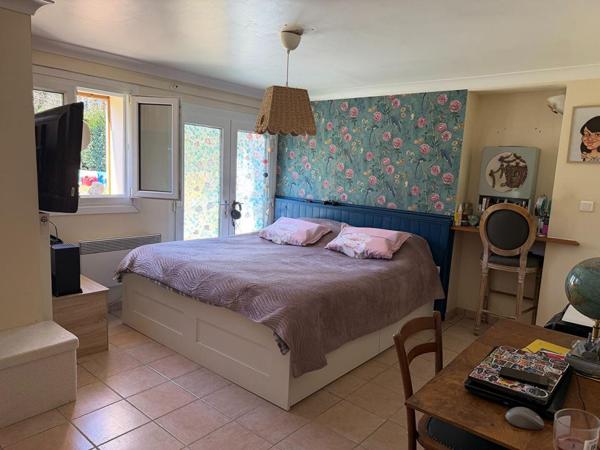 Maison spacieuse composée de deux logements indépendants avec jardin de ville clos