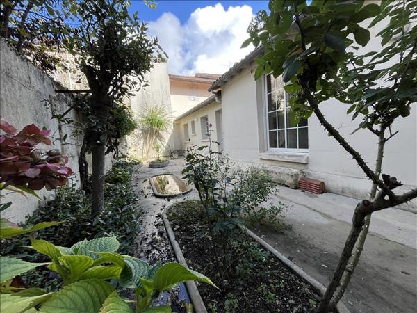 Immeuble à vendre |  Surgères |  437 m²