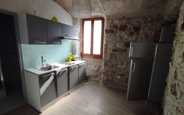 Maison à louer    5 pièces •  Lablachère