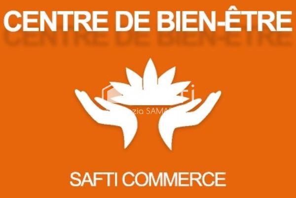 Institut de beauté raffiné avec espace bien-être et clientèle fidèle, au cœur d’une galerie marchande.
