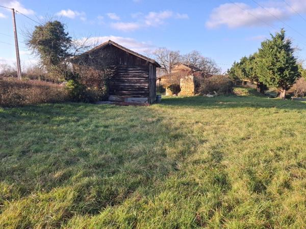 Terrain au calme avec grange et beau potentiel