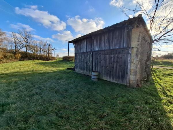 Terrain au calme avec grange et beau potentiel