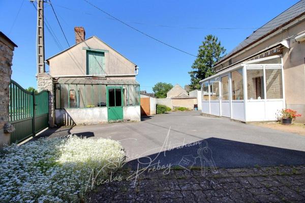 Ensemble immobilier avec maison et dépendances, cour et jardin