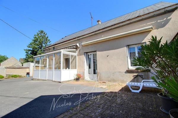 Ensemble immobilier avec maison et dépendances, cour et jardin