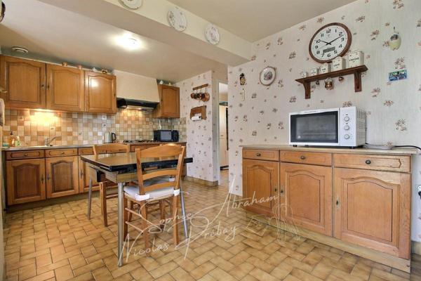 Ensemble immobilier avec maison et dépendances, cour et jardin